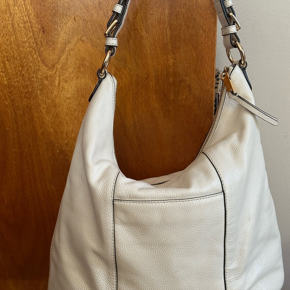 Michael Kors Lupita Large Shoulder Bag in Cream - Picture 3 of 4